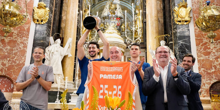 El Valencia Basket ofrece su título a la Virgen de los Desamparados