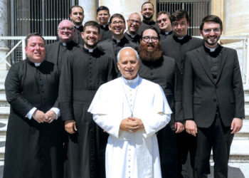 Sacerdotes valencianos celebran su quinto aniversario de ordenación en Roma con el Papa