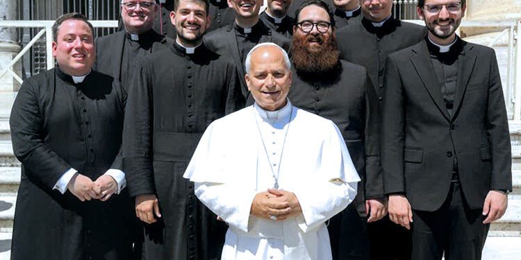 Sacerdotes valencianos celebran su quinto aniversario de ordenación en Roma con el Papa 1 Sacerdotes valencianos celebran su quinto aniversario de ordenación en Roma con el Papa