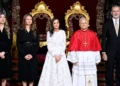 Los Reyes de España y sus hijas ejercen de anfitriones en el Palacio Real y reciben al Papa