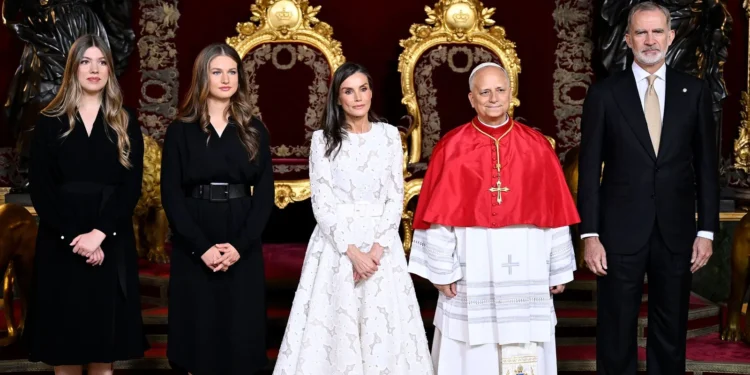 Los Reyes de España y sus hijas ejercen de anfitriones en el Palacio Real y reciben al Papa