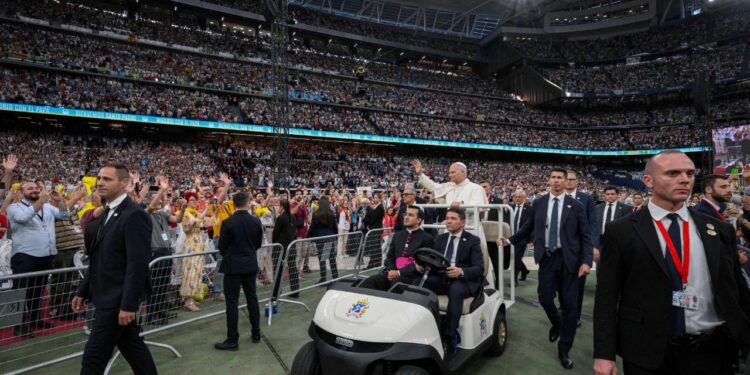 Histórico encuentro del Papa en el Santiago Bernabéu