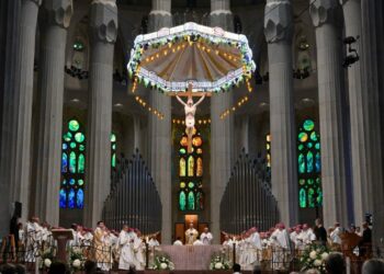 Barcelona se corona con la cruz: El Papa León XIV consagra el cielo de la Sagrada Familia