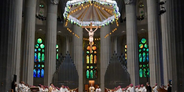 Barcelona se corona con la cruz: El Papa León XIV consagra el cielo de la Sagrada Familia