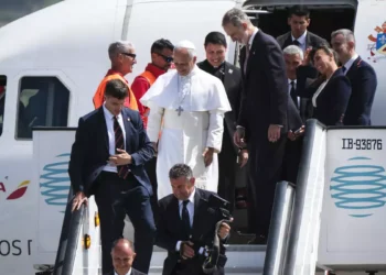 ¡Última hora! El Papa acompañado por el Rey baja del avión por un problema técnico