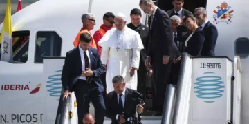 ¡Última hora! El Papa acompañado por el Rey baja del avión por un problema técnico