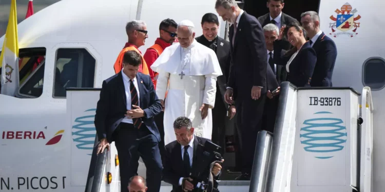 ¡Última hora! El Papa acompañado por el Rey baja del avión por un problema técnico 1 ¡Última hora! El Papa acompañado por el Rey baja del avión por un problema técnico