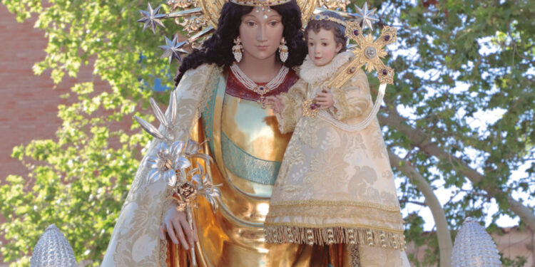 Encuentro de mayores con la Virgen de los Desamparados en la Catedral de Valencia 1 Encuentro de mayores con la Virgen de los Desamparados en la Catedral de Valencia