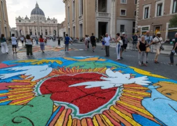 El Vaticano estalla en color: una fiesta de pétalos y devoción para San Pedro y San Pablo