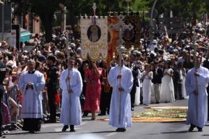León XIV abarrota Madrid ante 1,5 millones de fieles y redefine el Corpus: "No es folclore ni un museo del pasado" 3 misa procesion corpus papa leonxiv madrid 070626 10.jpg