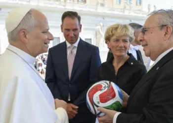 El Papa León XIV recibe el balón oficial del Mundial 2026