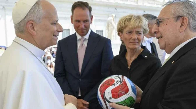 El Papa León XIV recibe el balón oficial del Mundial 2026 1 El Papa León XIV recibe el balón oficial del Mundial 2026
