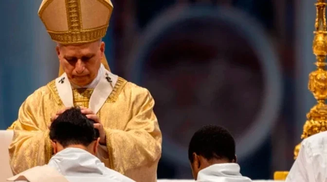 De "travieso excomulgado" a sacerdote: Las impactantes historias detrás de las nuevas ordenaciones en Roma