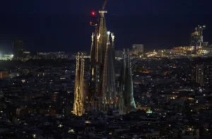 Fervor en Barcelona ante la llegada del papa León XIV en su viaje apostólico 6 sagrada familia noche barcelona reuters mayo 2026 1283x840 1