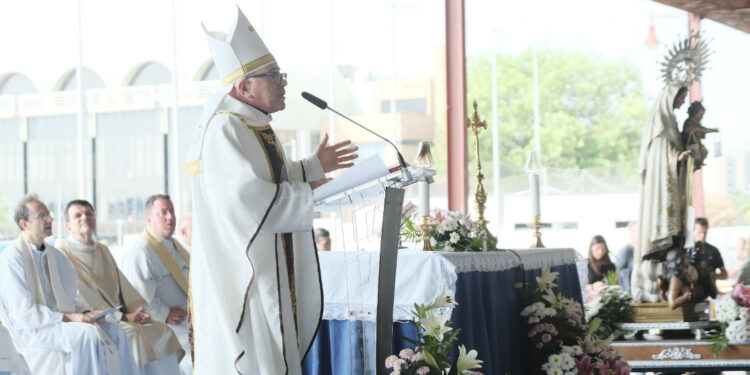 El obispo auxiliar ha presidido jueves, la misa en honor a la Virgen del Carmen, en el Puerto de Valencia