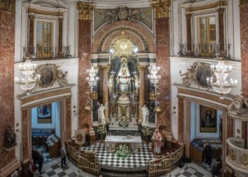 Detenido un hombre tras irrumpir en la Basílica de los Desamparados e intentar robar la Cruz del Altar Mayor
