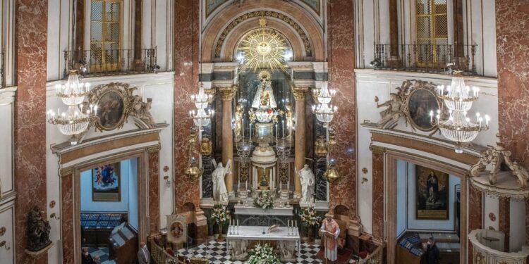 Detenido un hombre tras irrumpir en la Basílica de los Desamparados e intentar robar la Cruz del Altar Mayor