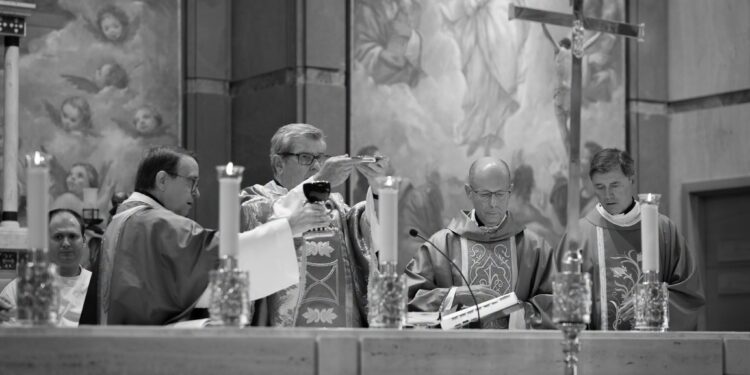 Emotiva despedida de Don Jorge Molinero tras años al frente de la Parroquia San Josemaría de Valencia