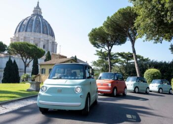 Fiat regala una flota eléctrica de 30 vehículos para transformar la movilidad de la Ciudad Santa