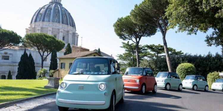 Fiat regala una flota eléctrica de 30 vehículos para transformar la movilidad de la Ciudad Santa