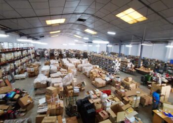 La Biblioteca Solidaria Misionera envía desde Valencia más de 48.800 libros y mobiliario escolar a la Universidad Católica de Paraguay