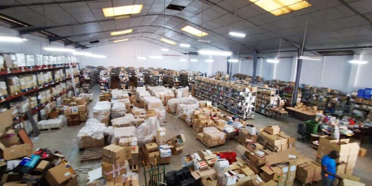 La Biblioteca Solidaria Misionera envía desde Valencia más de 48.800 libros y mobiliario escolar a la Universidad Católica de Paraguay