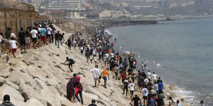 No se puede gobernar peor, ahora los problemas le crecen a Sanchez en Ceuta y repercuten en toda Europa