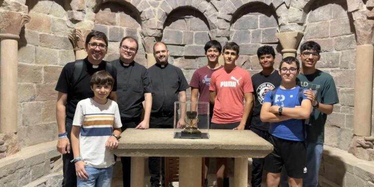 Seminaristas menores de Valencia recorren el Camino del Santo Cáliz