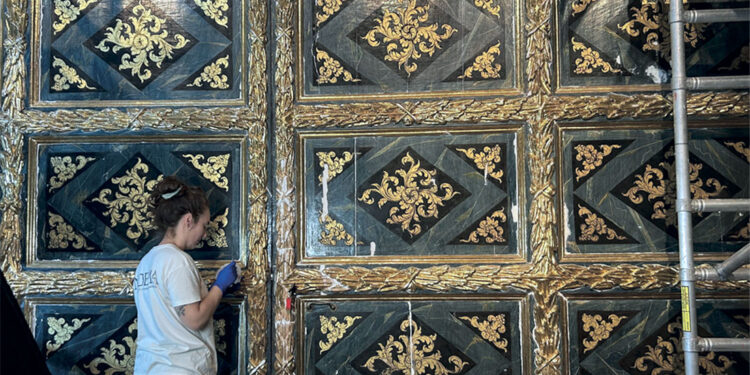 El Patriarca restaura el armario que guarda las reliquias de decenas de santos 1 El Patriarca restaura el armario que guarda las reliquias de decenas de santos