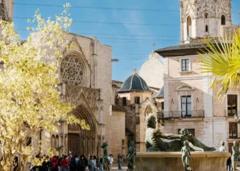 Valencia: El ritual del Grial y la vanguardia mediterránea