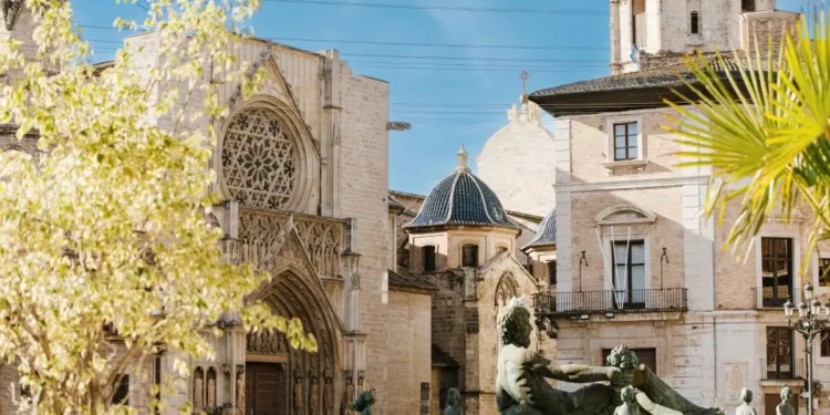 Valencia: El ritual del Grial y la vanguardia mediterránea