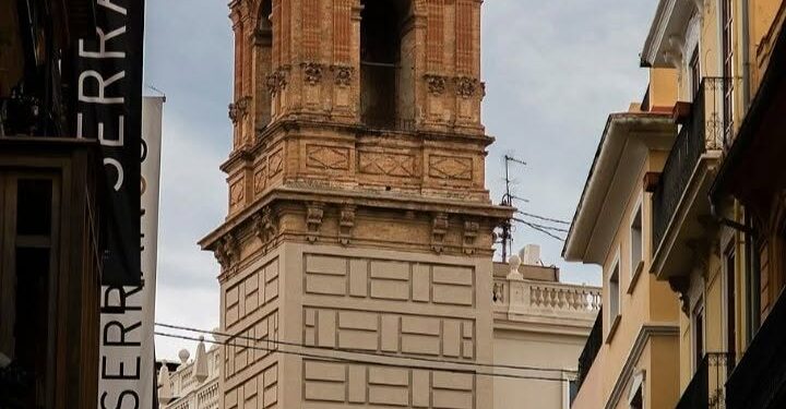 De vestigio islámico a joya barroca: la convulsa historia de la torre de San Bartolomé de Valencia