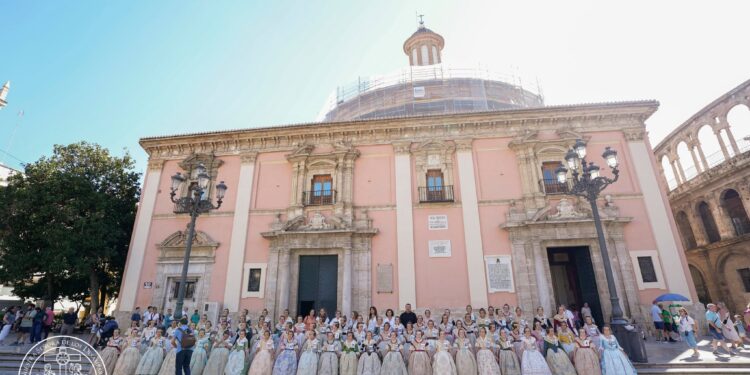 La Real Basílica ha recibido la visita de las 73 candidatas a Fallera Mayor Infantil de Valencia 2027