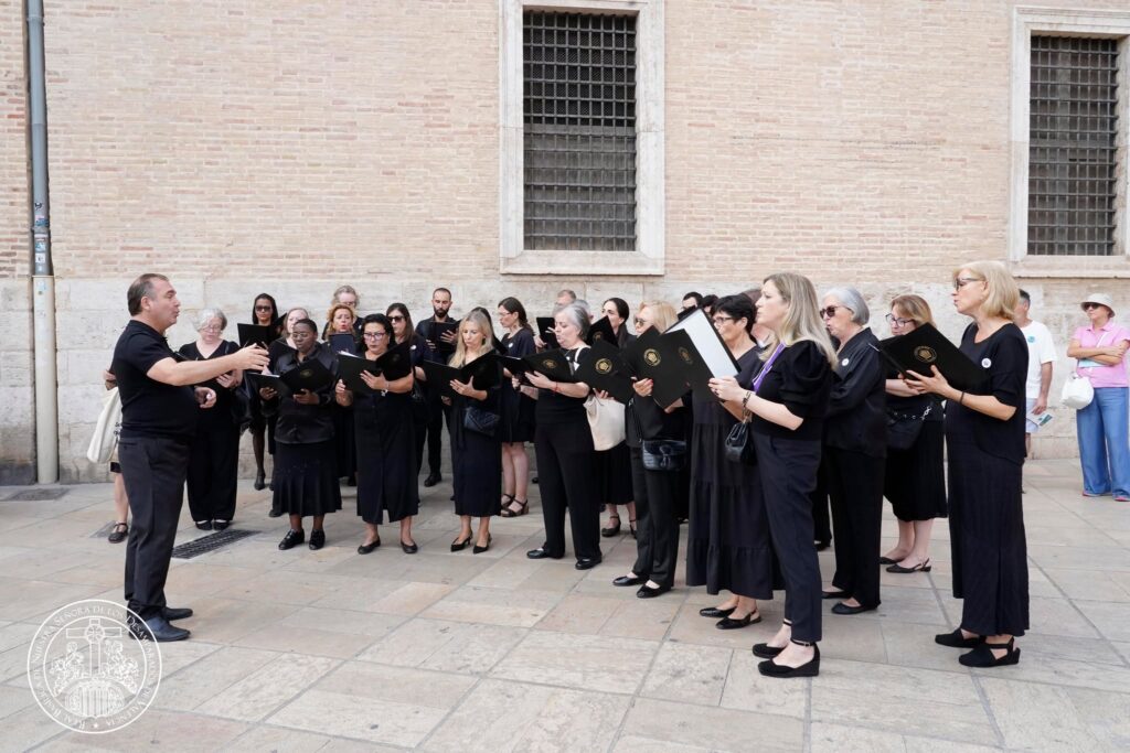 La devoción valenciana se viste de fe: las entidades de la Basílica peregrinan a la Catedral por el Año Jubilar del Santo Cáliz 17 825340317 1085699954180519 2974153142832066969 n