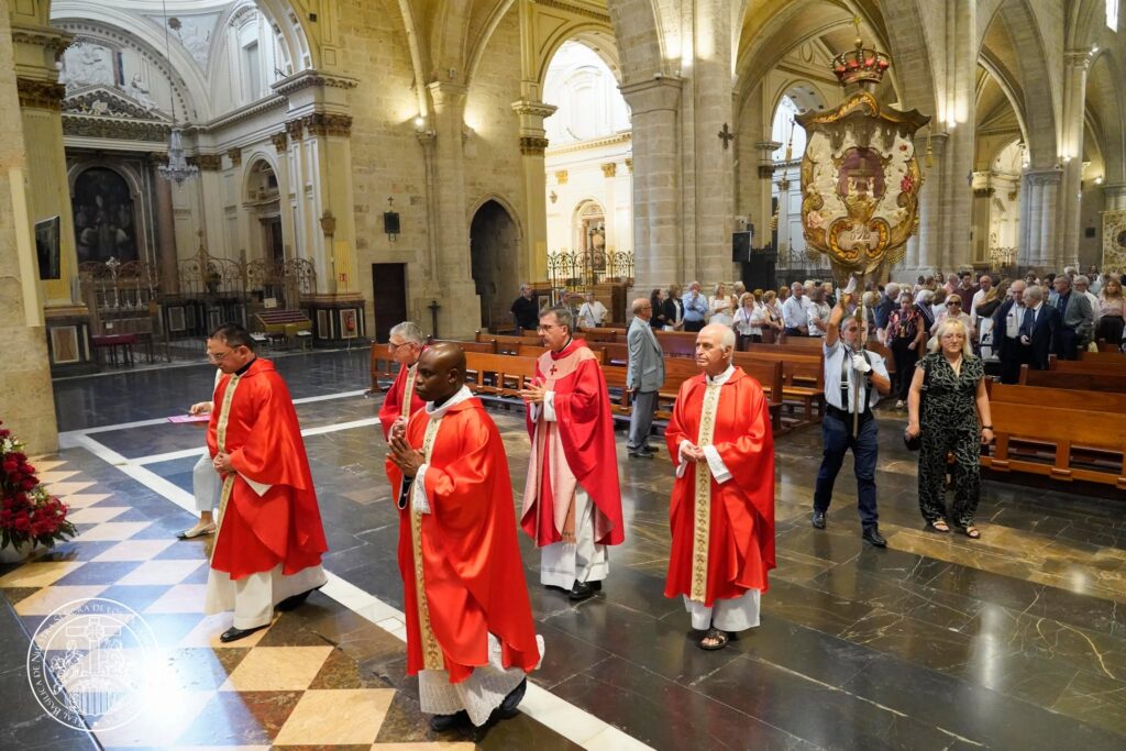 La devoción valenciana se viste de fe: las entidades de la Basílica peregrinan a la Catedral por el Año Jubilar del Santo Cáliz 9 825340355 1085705714179943 4538835070050533145 n
