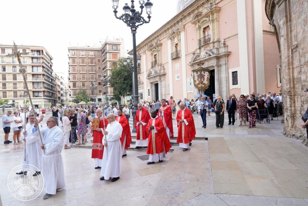 La devoción valenciana se viste de fe: las entidades de la Basílica peregrinan a la Catedral por el Año Jubilar del Santo Cáliz 32 825340366 1085701390847042 7321987973528425611 n