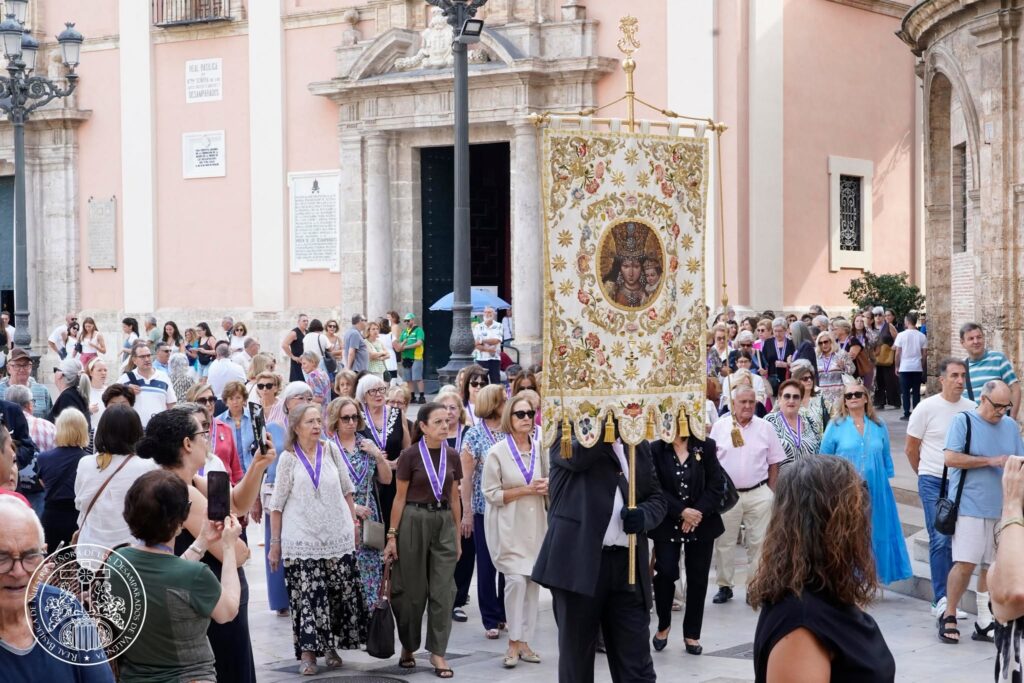 La devoción valenciana se viste de fe: las entidades de la Basílica peregrinan a la Catedral por el Año Jubilar del Santo Cáliz 26 825340393 1085702627513585 7046435151639063428 n