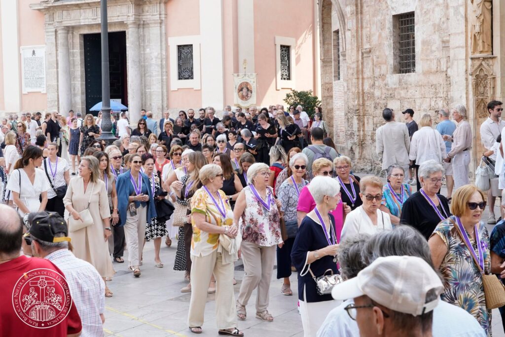 La devoción valenciana se viste de fe: las entidades de la Basílica peregrinan a la Catedral por el Año Jubilar del Santo Cáliz 44 825340451 1085702567513591 8997927320706557594 n