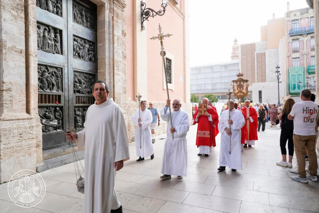 La devoción valenciana se viste de fe: las entidades de la Basílica peregrinan a la Catedral por el Año Jubilar del Santo Cáliz 35 825340459 1085701297513718 2511052176458962279 n