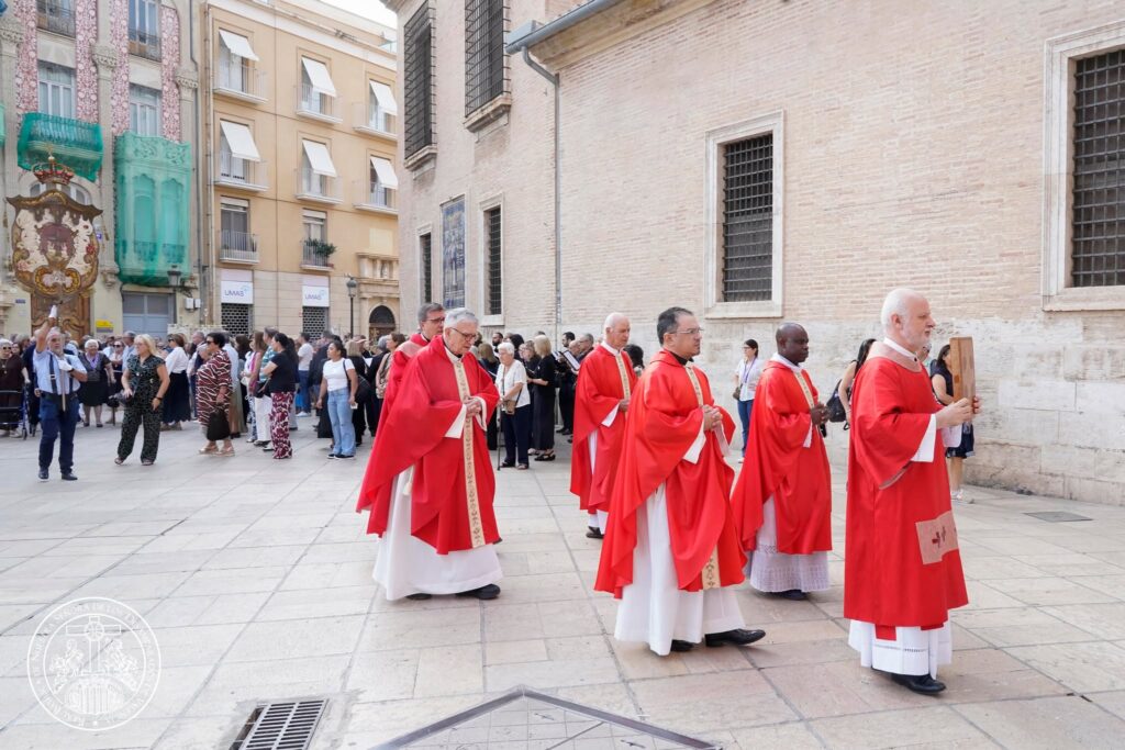 La devoción valenciana se viste de fe: las entidades de la Basílica peregrinan a la Catedral por el Año Jubilar del Santo Cáliz 37 825340473 1085701317513716 2089261894589222259 n