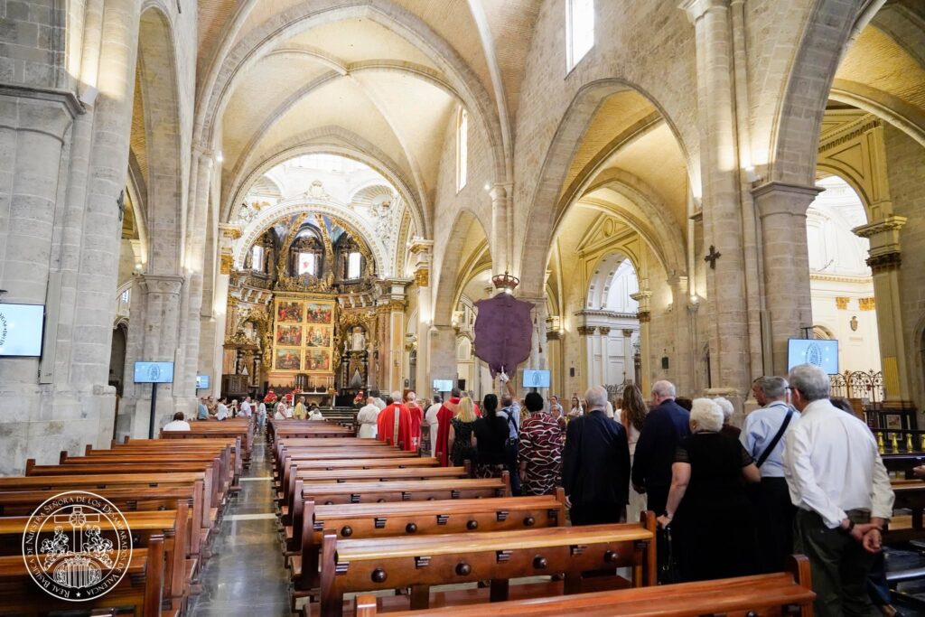 La devoción valenciana se viste de fe: las entidades de la Basílica peregrinan a la Catedral por el Año Jubilar del Santo Cáliz 11 825340496 1085705727513275 5261375285941748619 n
