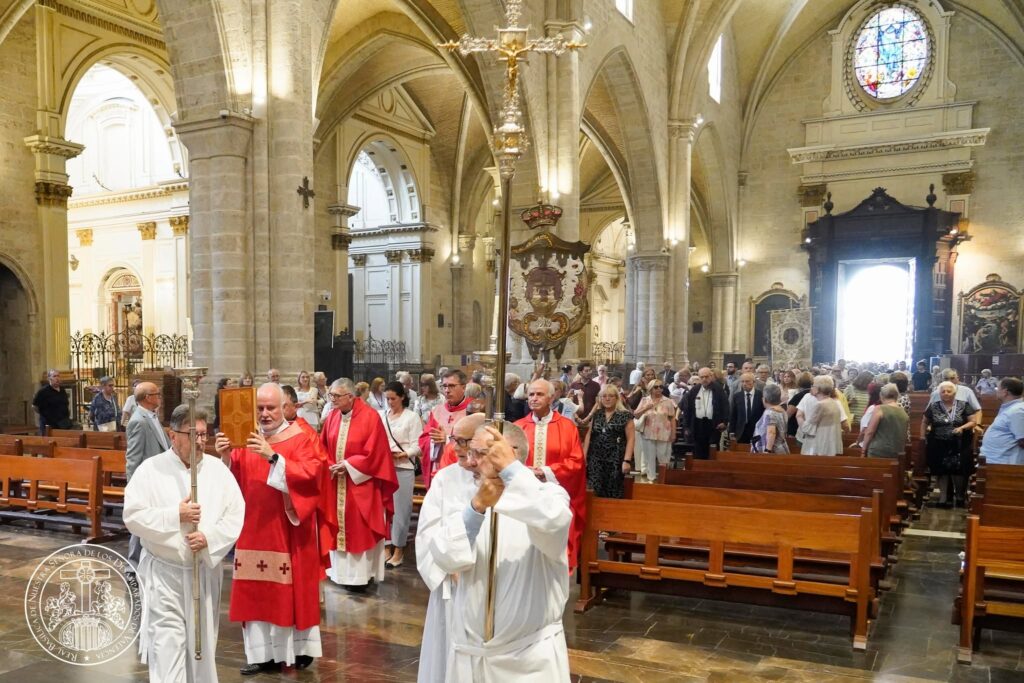 La devoción valenciana se viste de fe: las entidades de la Basílica peregrinan a la Catedral por el Año Jubilar del Santo Cáliz 10 825340667 1085705590846622 8898360003209400973 n