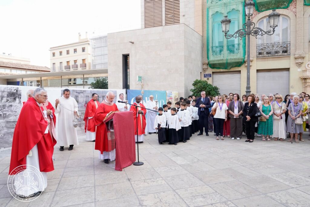 La devoción valenciana se viste de fe: las entidades de la Basílica peregrinan a la Catedral por el Año Jubilar del Santo Cáliz 38 825340703 1085700017513846 7330486585651808014 n