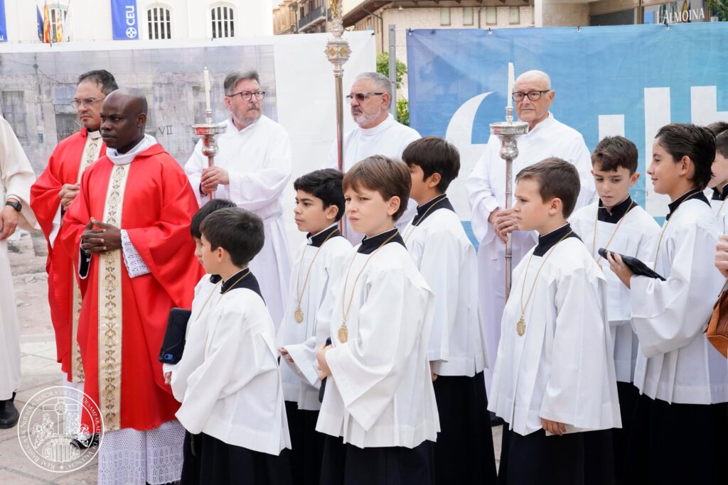 La devoción valenciana se viste de fe: las entidades de la Basílica peregrinan a la Catedral por el Año Jubilar del Santo Cáliz 40 825340788 1085699904180524 4358435612865563935 n