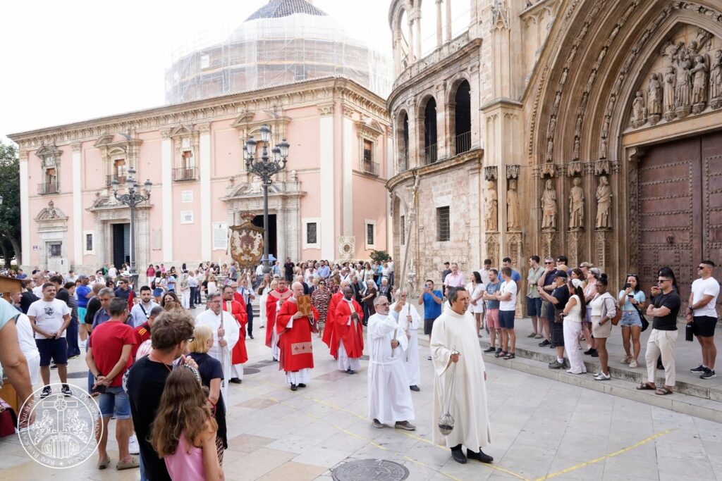 La devoción valenciana se viste de fe: las entidades de la Basílica peregrinan a la Catedral por el Año Jubilar del Santo Cáliz 31 825614902 1085701364180378 5626348439752280073 n