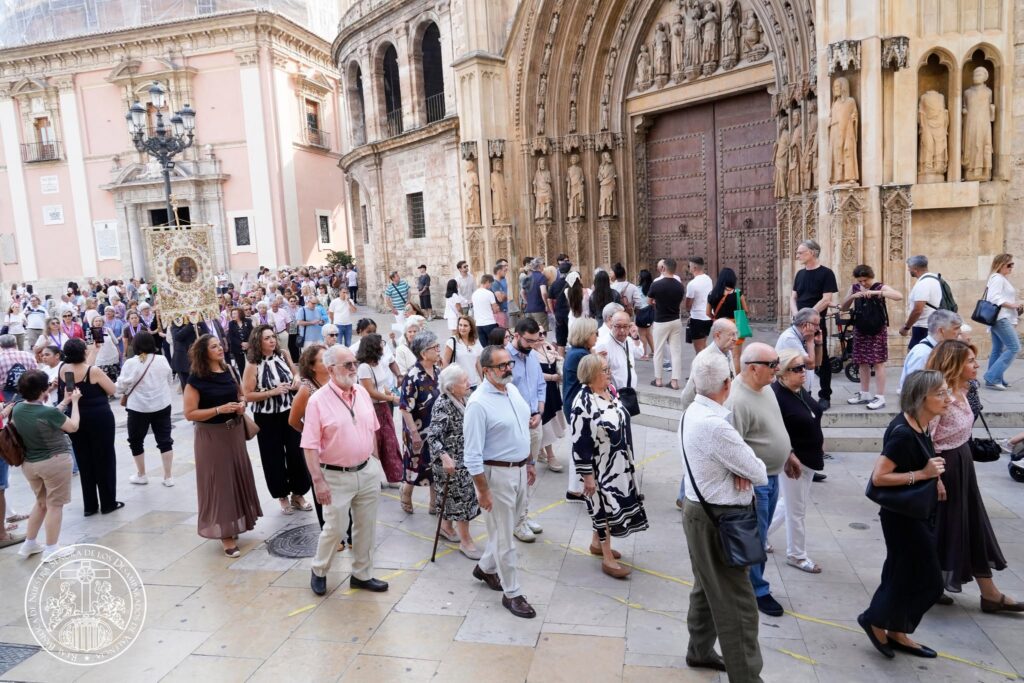 La devoción valenciana se viste de fe: las entidades de la Basílica peregrinan a la Catedral por el Año Jubilar del Santo Cáliz 27 825787355 1085702274180287 8170281144320949701 n