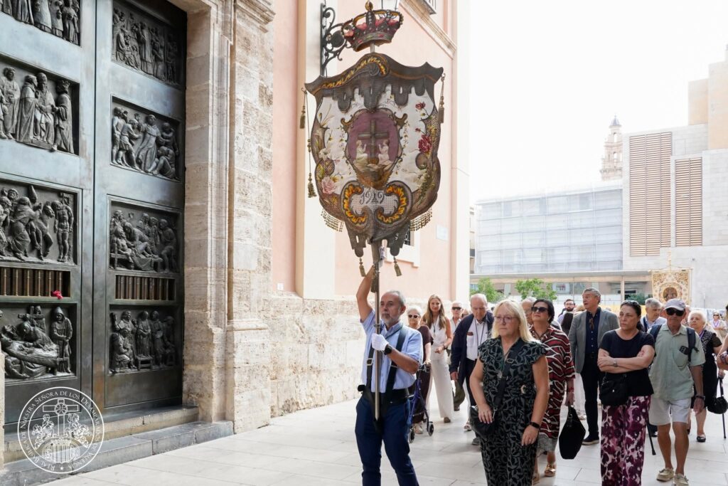 La devoción valenciana se viste de fe: las entidades de la Basílica peregrinan a la Catedral por el Año Jubilar del Santo Cáliz 33 827026672 1085701280847053 1793614737487222786 n