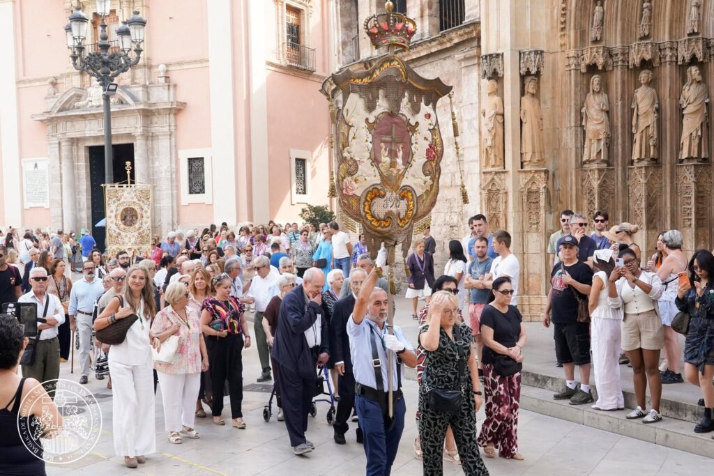 La devoción valenciana se viste de fe: las entidades de la Basílica peregrinan a la Catedral por el Año Jubilar del Santo Cáliz 28 827122847 1085702244180290 4669624079815299155 n