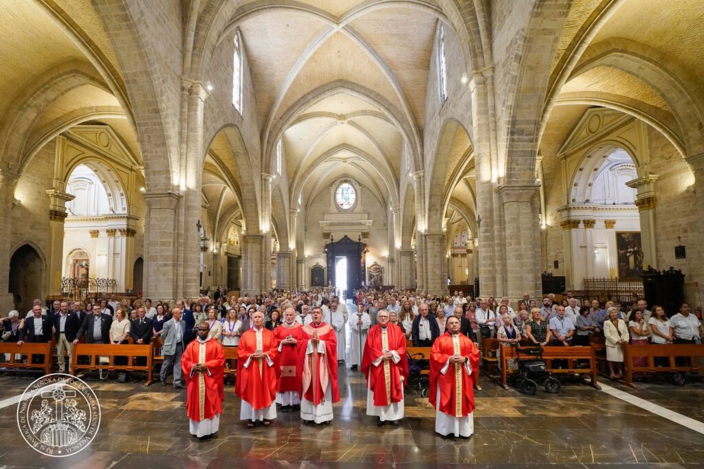 La devoción valenciana se viste de fe: las entidades de la Basílica peregrinan a la Catedral por el Año Jubilar del Santo Cáliz 24 827311662 1085693337514514 6733516563462276539 n