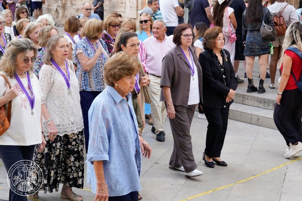 La devoción valenciana se viste de fe: las entidades de la Basílica peregrinan a la Catedral por el Año Jubilar del Santo Cáliz 25 827995591 1085702610846920 8405602866276591186 n